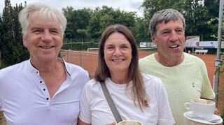 Verfolgten spannende Kleinfeld-Matches der künftigen Tennis-Cracks: Breitensportwart Norbert Urbanek (v. l.), Schriftführerin Ulla Ries-Nelson und Orgawart Wolfgang Martin.