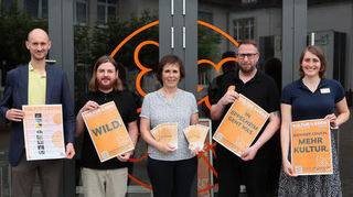 Bürgermeister Matthias Kutsch, Nicolas Schwarz, Gabi Hildebrandt, Patrick Röschmann und Anna Hench stellen das Kulturprogramm in der Rudolf-Wild-Halle vor.