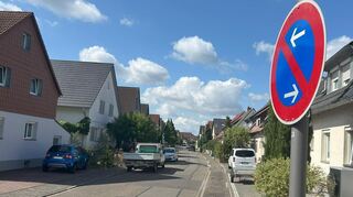 In den schmalen Straßen rund ums Freibad wie in der Richard-Strauss-Straße hat die Gemeindeverwaltung zusätzlich Schiler aufgehängt, die auf das Parkverbot hinweisen.