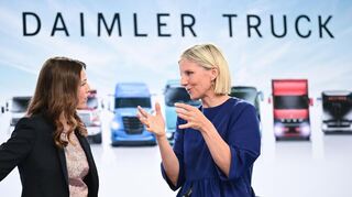 Wollen den Konzern auf mehr Rendite trimmen: Daimler-Truck-Vorstandsvorsitzende Karin Radström (r.) und Finanzchefin Eva Scherer am Rande der Hauptversammlung im Mai.