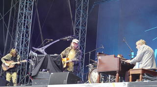 Neil Young (Mitte) & The Chrome Hearts auf dem Cannstatter Wasen. Links Willie Nelsons Sohn Micah an der Gitarre, rechts Orgel-Ikone Spooner Oldham.