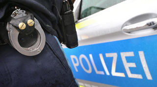 Die alarmierten Einsatzkräfte haben den vom Tatort geflüchteten mutmaßlichen Täter schnell gefasst.