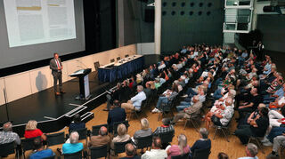Rund 200 Menschen sind in die Stadthalle gekommen, um sich über die Möglichkeiten für die Zukunftssicherung des Aquadroms zu informieren. OB Marcus Zeitler gibt einen Überblick zur Lage