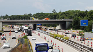 Blick auf den Neubau der B39-Brücke über die A6 bei der Anschlussstelle Schwetzingen/Hockenheim. Hier muss die Autobahn vom 10. bis zum 15. Juli 2025 noch einmal in beide Richtungen gesperrt werden.