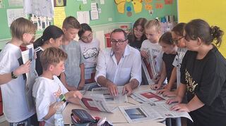Zeitungsredakteur Ralf Strauch erklärt den Viertklässlern der Rohrhofschule im Rahmen des "Klasse Kids"-Programms, worauf beim Schreiben eines Artikels geachtet werden muss.