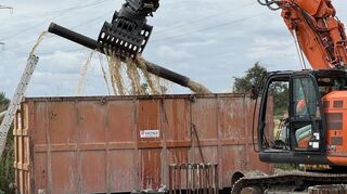 Die Rohre, durch die der Beton für das Fundament eines neuen Masts fließt, müssen regelmäßig gereinigt werden.
