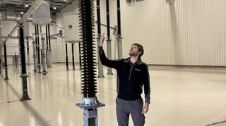Matthias Blömker erklärt das System der Spulen im Gleichstromumspannungswerk in Philippsburg.