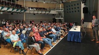 Oberbürgermeister Marcus Zeitler (r.) steht den zahlreich erschienenen Hockenheimer Bürgern in der Stadthalle Rede und Antwort.