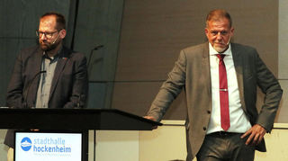 Die Mienen zeigen: Prof. Dr. Christian Kuhn (l.) und OB Marcus Zeitler bekommen nicht nur nette Worte zu hören.