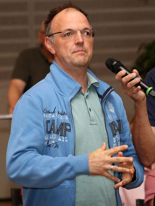 Auch Dominic Transier traut sich vor versammelter Runde ans Mikrofon.