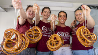 Lara (v. l.), Amelie, Vanessa und Sophie verkaufen frische Brezeln - und haben augenscheinlich viel Spaß dabei.