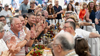 Richtig viel los: Die Eröffnung im großen Festzelt ist ein erster Höhepunkt des Festes. Applaus gibt es dabei en masse.