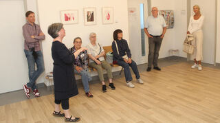 Karin Posmyk (2.v.l.) zeigt im Rahmen der Ausstellung „Behutsamkeit“ unter anderem im Gynäkologie-Untersuchungsbereich aus. Dabei thematisiert sie das Innere des weiblichen Körpers.