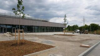 Sobald die Pflasterarbeiten abgeschlossen sind, soll das Außengelände in wenigen Wochen zum Parken freigegeben werden. --- Beim Großbauprojekt der neuen Sport- und Kulturhalle in Plankstadt kommt es zu Verzögerungen: Statt im Herbst 2025 ist die Eröffnung jetzt für das erste Quartal 2026 geplant. Die Kosten von rund 27,7 Millionen Euro sollen aber eingehalten werden.