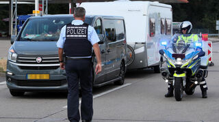 Auf der Tank- und Raststätte Hockenheim-West werden auch Urlauber mit Wohnwagen kontrolliert.