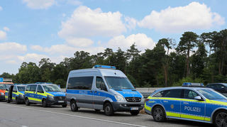 Die Sonderkontrolle "Sicher in die Ferien" ruft einige Einsatzfahrzeuge auf den Plan.