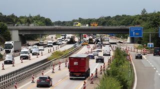 Blick auf den Neubau der B39-Brücke über die A6 bei der Anschlussstelle Schwetzingen/Hockenheim. Noch bis Dienstag, 15.Juli, bleibt dieser Autobahnabschnitt gesperrt.