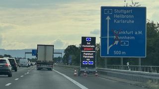 Seit Donnerstagabend weisen Hinweistafeln auf die Sperrung der A6 hin.