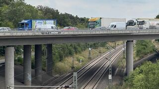 Zwischen Schwetzingen und Hockenheim staut es sich in beide Richtungen.