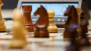 Der Gewinner der Hockenheimer Gesamtblitzwertung darf feiern, für die U14-Mannschaft ist es bei einem Landeswettbewerb nicht so gut gelaufen.