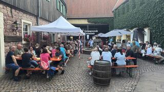 Das Scheuerfest ist am frühen Samstagabend sehr gut besucht.