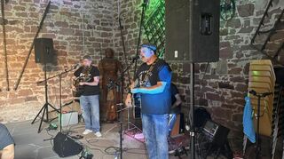Sänger und Bassist Stephan begeistert die Besucher mit seinen unverwechselbaren, rauchigen Stimme.
