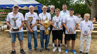 So sehen Sieger aus: 1. Prinz Michael Schwab (v. l.), 2. Prinz Johann Helfrich, Fischerkönig Dirk Rebmann, Vorsitzender des ASV Werner Niedermayer, Jugendfischerkönig Ben Houschka, Bürgermeister Nils Drescher, 1. Jugendprinz Sandro Aloisi, 2. Jugendprinz Theo Rebmann.