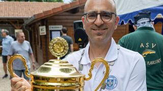 Auch der neue Fischerkönig Dirk Rebmann freut sich über den riesigen Pokal.