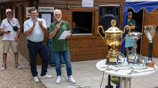 Der Vorsitzende Werner Niedermayer (r.) begrüßt zusammen mit Bürgermeister Nils Drescher die zahlreichen Gäste auf dem Fischerfest.
