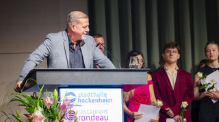Marcus Zeitler, Oberbürgermeister der Stadt Hockenheim, richtete wohlwollende Worte an die Absolvent:innen.