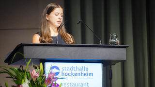 Die diesjährige Scheffelpreisträgerin Paula Haas hält eine ergreifende Rede.