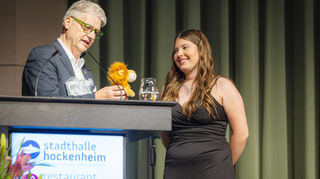 Der Präsident des Lions Clubs Hockenheim Jochen Straub ehrt Clara Grandt und übergibt unter anderem die kleine Löwin Leonie.