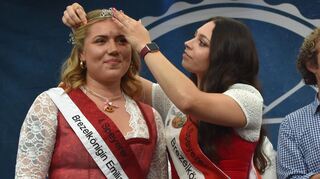 Der große Moment: Lea I. (l.) gibt ihre Krone an Emilia I. weiter.