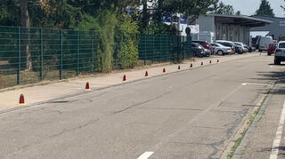 Die Bischofsmützen sollen Autofahrer in Friedensstraße davon abhalten, auf dem Gehweg zu fahren.