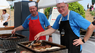 Der Grill läuft beim Bootshausfest des WSC Ketsch auf Hochtouren.