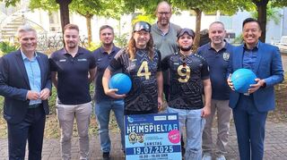 Oberbürgermeister Matthias Steffan (v.l.), Burak Elekci (Goalball Deutschland/Aktiv GOAL), Markus Liu-Wallenwein (Sachgebietsleiter Jugend, Vereine und Sport), Norman Szabo (BSS Ilvesheim Spieler), Roland Strieker (Amtsleiter Amt für Familie, Senioren & Kultur, Sport), Mehmet Eren Yildiz (BSS Ilvesheim Spieler), Jens Rückert (Inklusion und Integration TV Schwetzingen 1864), Athi Sananikone (Vorsitzender TV Schwetzingen 1864).