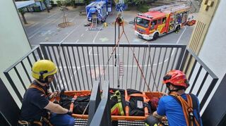 Helfer der Feuerwehr Schwetzingen und des THW - Ortsverband Heidelberg hielten eine gemeinsame Übung in der Südstadtschule ab.
