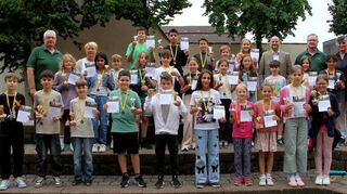 Die geehrten Kinder mit den beiden Vorsitzenden Ralf Kumpf (l.) und Mario Helfrich (2. v. r.), Bürgermeister Pascal Seidel (3. v. r.) und den Vertreterinnen der beiden Schulen Alexa Schäfer von der THS (2. v. l.) und Ines Hieltscher von der FES (r.).