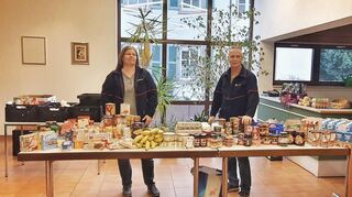 Die Malteser bei der Ausgabe von Lebensmitteln und Hygieneartikeln für bedürftige Ketscher Senioren. Es gibt weitere drei Termine.