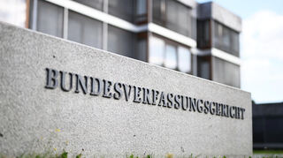 Außenaufnahme des Bundesverfassungsgerichtes mit dem Schriftzug Bundesverfassungsgericht.