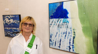Hilli Gebert in ihrer Ausstellung „Augenlieder“ im Wasserturm Plankstadt.