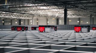 Hochautomatisiert: Blick in das Global Parts Center von Daimler Truck in Halberstadt (Sachsen-Anhalt).