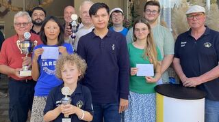 Die Sieger dürfen einen Pokal mit nach Hause nehmen.