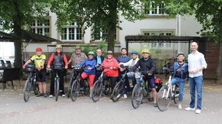 Kurz vor dem Start nach Wilthen: Bürgermeister Matthias Kutsch verabschiedete die Eppelheimer Radgruppe vor dem Rathaus.