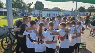 Die Reilinger Nachwuchskicker beschwören den Teamgeist.
