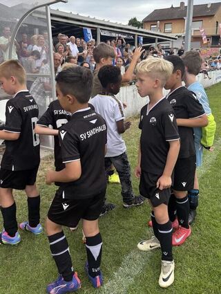 Vor so vielen Zuschauern zu spielen, ist für die jungen Fußballer ein besonderes Erlebnis.