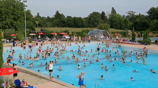 Andrang im Wellenbecken des Aquadroms: Bei der Eröffnungsfeier des Kiosks im August 2017 ist der Andrang groß. Wird die Variante 3 umgesetzt, wird das Becken verschwinden.