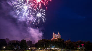 Von der Salierbrücke aus bietet das Brillant-Feuerwerk einen schönen Abschluss für das Brezelfest – hier mit dem teils eingerüsteten Kaiserdom.