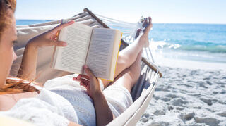 Sommer, Sonne, Strand: Im Urlaub darf die passende Lektüre nicht fehlen.