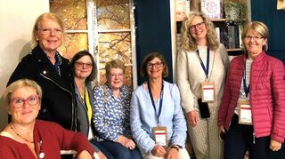 Das ist das Team der Bücherei in Plankstadt beim Besuch der jüngsten Buchmesse in Frankfurt: Suse Schwender (v.l.), Birgit Mechler, Tamara Böhm, Susanne Erny, Gabi Tagscherer, Claudia Verclas und Ruth List. Mittlerweile ist das Team um die neue Mitarbeiterin Martina Ahnepohl erweitert worden.